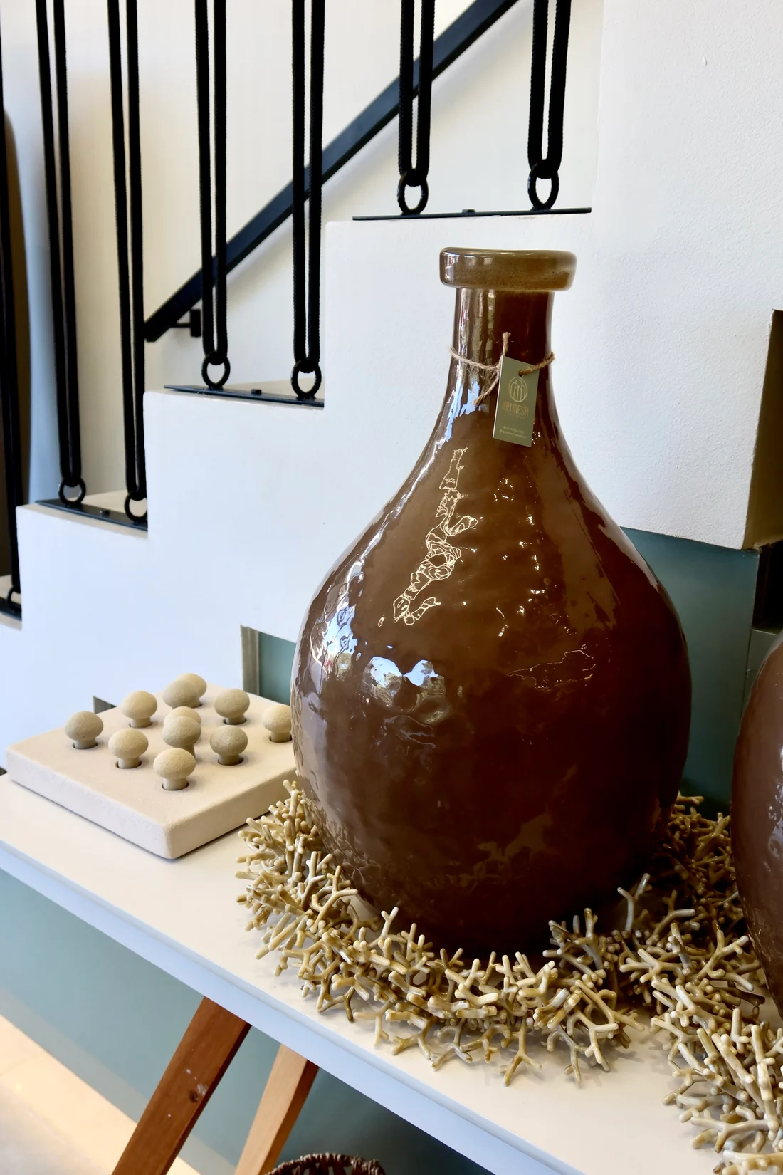 Vaso decorativo em tom terroso na loja AH Mesa