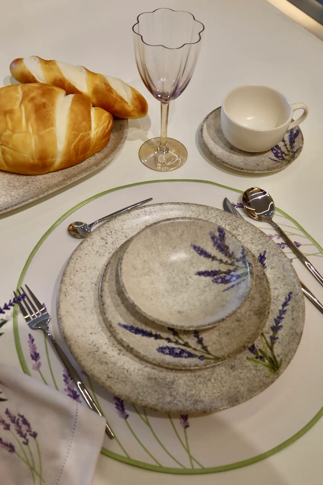 Composição Lavanda, com louças e guardanapos florais