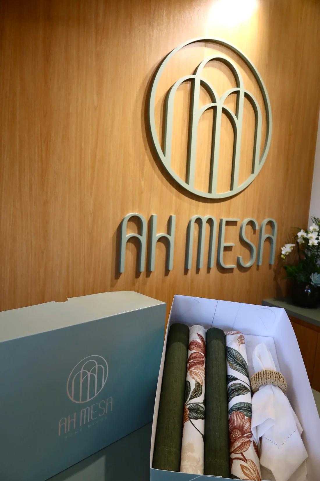 Caixa AH Mesa com guardanapos e complementos para presentear